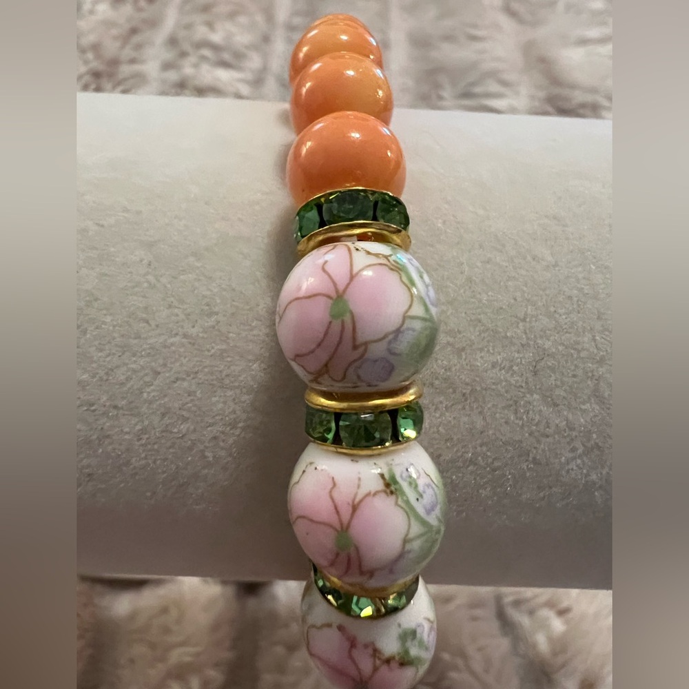 Peach Glass Beaded Bracelet with Floral Accent Beads and Green Crystals NWOT - Picture 4 of 6